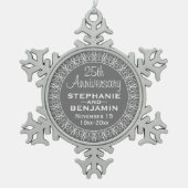 25. Hochzeitsfeier mit Braut- und Bräutigamen Schneeflocken Zinn-Ornament (Vorderseite)