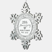 25. Hochzeitsfeier von Weiß und Silber Schneeflocken Zinn-Ornament (Rechts)