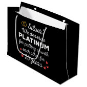 25. Hochzeitstag I - Silver Funny Couple Große Geschenktüte (Vorderseite Schrägansicht)