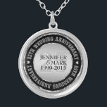 25. Hochzeitstag Metallic Silver & Black 2 Versilberte Kette<br><div class="desc">Eleganter 25. Hochzeitstag Gedenkstätte mit individualisierbarem Text. Metallisches Silber und Schwarz. Weißer Diamantenakzent.</div>