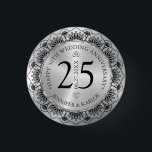 25. Hochzeitstag schwarze Spitze & Silber Button<br><div class="desc">Eleganter 25. Hochzeitstag mit schwarzem Rahmen und metallischem silberfarbenem Hintergrund. Doppel Gold und Diamantherzen.</div>