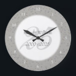 25. Hochzeitstag silberner Stardust Confetti Große Wanduhr<br><div class="desc">25. HOCHZEITSTAGsilberne STARDUST CONFETTI-UHR. Personalisiert mit Ihren Namen im Imitatsilber über einem schönen Skript "25" (oder eine Monogramminitiale),  auf einem empfindlichen silbernen stardust Confettihintergrund. Entworfen durch reines Piglet© bei www.zazzle.com/purepiglet*.</div>