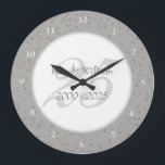 25. Hochzeitstag silberner Stardust Confetti Große Wanduhr<br><div class="desc">25. HOCHZEITSTAGsilberne STARDUST CONFETTI-UHR. Personalisiert mit Ihren Namen im Imitatsilber über einem schönen Skript "25" (oder eine Monogramminitiale),  auf einem empfindlichen silbernen stardust Confettihintergrund. Entworfen durch reines Piglet© bei www.zazzle.com/purepiglet*.</div>