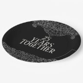 25. Jubiläum Silberspitze auf der schwarzen Papier Pappteller (Schrägansicht)