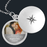 25. Silver Wedding Annivsersary Foto Versilberte Kette<br><div class="desc">Lade ein Foto des Jubiläums oder ein Foto ihres Hochzeitstages hoch und personalisiere mit den Namen und dem Jubiläum des Ehepaares in dieser 25. Silver Wedding Anniversary-Kette. Ein hübsches Geschenk für die sterbliche Ehefrau von ihrem Ehemann oder ihren Kindern. Erhältlich in verschiedenen Stilen.</div>