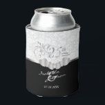 25. Silver Wedding Jubiläum | Damask Muster Dosenkühler<br><div class="desc">Dose oder Flasche Cooler. In einem 25. Jahrestag der Silberhochzeit | Damask muster design bereit für Sie zu personalisieren. ✔ HINWEIS: ÄNDERN SIE NUR DIE VORLAGEBEREICHE, DIE SIE BENÖTIGEN! 😀 Sie können den Text bei Bedarf entfernen und neu hinzufügen, was immer Sie möchten und welchen Schriftart Sie möchten. 📌 Wenn...</div>