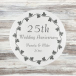 25. Silver Wedding Jubiläum Ivy Wreath Dekoschale<br><div class="desc">25. Silver Wedding Jubiläumsrunde, verschmolzene Glas Schmuckteller mit einem dunkelsilberfarbenen Efeu-Kranz-Design, zusammen mit den Namen der verheirateten Paare und dem Hochzeitstag. Bearbeiten Sie Ihr Glasfach und ersetzen Sie die Namen und das Hochzeitstag Ihres eigenen. Es ist ein tolles Geschenk für das berühmte Paar und kann für Münzen, Schmuck, Schlüssel, etc....</div>