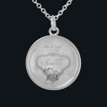 25. Silver Wedding Jubiläum Sterling Silberkette<br><div class="desc">Silber graue Calla Lily hält die silberne Halskette mit floralen Damast-Hintergrund für einen 25. Hochzeitstag. Elegantes silbernes Banner ist mit zwei Calla Lilies akzentuiert und hat Text Art Sprichwort 25. Jubiläum in verzierter Schrift. Der obere Text ist für Sie bereit,  um sich mit Namen und Jubiläumsdaten anzupassen.</div>