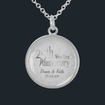 25. Silver Wedding Jubiläum Sterling Silberkette<br><div class="desc">Sterling Silver Halskette hat eine 25-jährige Typografie-Art Text-Kunst,  die Namen und das Geburtstag anpassen kann.</div>