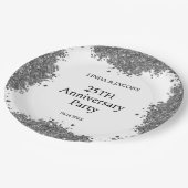 25th Wedding Anniversary Silver Faux Glitter Pappteller (Schrägansicht)