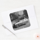 27. März 1917: Die gepanzerte Fahrzeugstaffel Quadratischer Aufkleber (Umschlag)