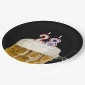 28. Geburtstagsbier auf schwarzem Papierplatten Pappteller (Schrägansicht)