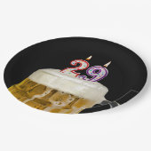 29. Geburtstagsbier auf schwarzem Papierplatten Pappteller (Schrägansicht)