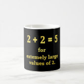 2 + 2 = 5 Funny Math Joke Kaffeetasse (Mittel)