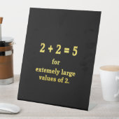 2 + 2 = 5 Funny Math Joke Sockelschild (In Situ)