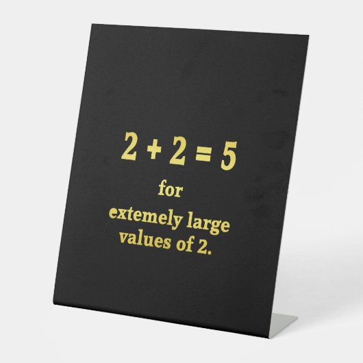 2 + 2 = 5 Funny Math Joke Sockelschild (Vorderseite)