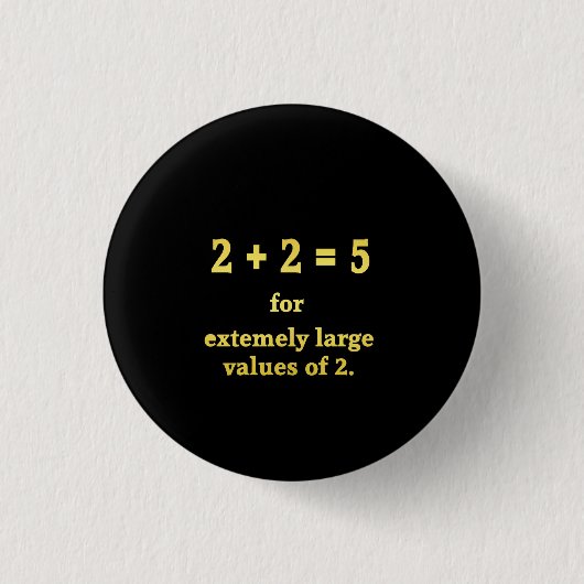 2 + 2 = 5 Lustiger Mathe-Witz Button (Vorderseite)