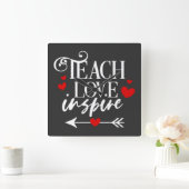 2/2 Teach Liebe Inspirierte Shirt Kindergartenlehr Quadratische Wanduhr (Zuhause)