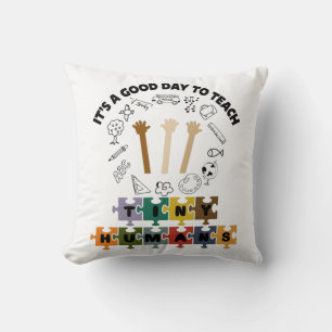 2/4, es ist ein guter Tag, winzige Menschen zu unt Kissen