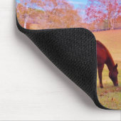 2 Braune Pferde in einem farbigen Feld Mousepad (Ecke)