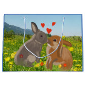 2 Bunnies Küssen in einer Blume Wiese Große Ostern Geschenktüte (Vorderseite)