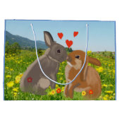 2 Bunnies Küssen in einer Blume Wiese Große Ostern Geschenktüte (Rückseite)