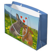 2 Bunnies Küssen in einer Blume Wiese Große Ostern Geschenktüte (Rückseite Schrägansicht)