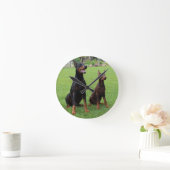 2 Dobermann.png Runde Wanduhr (Zuhause)