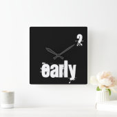 2 Early Too Early Time Quote Typography Funny Quadratische Wanduhr (Zuhause)
