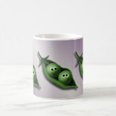2 Erbsen in einer Hülsen-Liebe- und Kaffeetasse (Mittel)