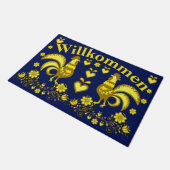 2 Folk Roosters, Gold/Blau Willkommen, willkommen Fußmatte (Schrägansicht)