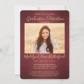 2 Foto Abschluss Script Brushed Burgundy & Gold Einladung (Rückseite)
