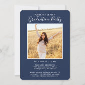 2 Foto Graduation Party Navy Blue & White Script Einladung (Rückseite)