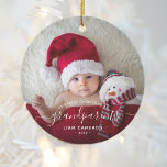 2 Foto Großeltern Erste Weihnachtsschrift Keramik Ornament<br><div class="desc">Helfen Sie ihnen, ihr erstes Enkelkind mit diesem schönen modernen Sake-Ornament zu feiern. Der weiße Text lautet "Unsere ersten Weihnachten als Großeltern", mit dem Wort "Großeltern" in eleganter Handschrift mit Schnörkeln vor und nach. Ersetzen Sie die beiden Beispielbilder einfach durch Ihre Lieblings-Fotos des neuen Babys, und fügen Sie seinen Namen...</div>