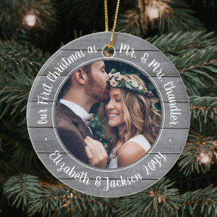2 Foto Herr und Frau 1. Weihnachten Grau Faux Holz Keramik Ornament