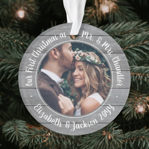 2 Foto Herr und Frau 1. Weihnachten Grau Faux Holz Ornament