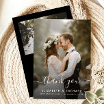 2-Foto-Hochzeitsschrift Schwarz Dankeskarte<br><div class="desc">Moderne Hochzeitskarte mit einem individuellen vertikalen Foto auf der Vorderseite und einem horizontalen Foto auf der Rückseite. Die Wörter "Danke" erscheinen in einem weißen Schriftzeichen mit dekorativen Swashes am Anfang und Ende. Fügen Sie Ihre Namen und das Datum und Ort der Hochzeit unten in sans serif Schriftart. Personalisieren Sie die...</div>