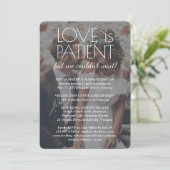 2 Foto Liebe ist Patientenhochzeit Rezeption Weiß Einladung (Stehend Vorderseite)