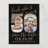 2 Foto Look Who's 50 Birthday Save the Date Gold Ankündigungspostkarte (Vorderseite)