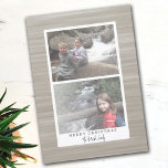 2 Foto Modernes Abstrakte mit weißer Grenze Feiertagspostkarte<br><div class="desc">Verwenden Sie zwei horizontale Bilder und machen Sie einen einzigartigen und trendigen Holiday Gruß mit einem einfachen, modernen abstrakten Muster im Hintergrund. Es hat ein gemaltes Aussehen mit einem natürlichen Motion-Design in Taupe-Tönen. Ein gehobenes, subtiles Design mit einem Bereich, in dem zwei Fotos der Familie sowie der Name und der...</div>