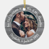 2 Foto Mr. & Mrs. 1. Christmas Gray Imitate Wood Keramik Ornament (Vorne)