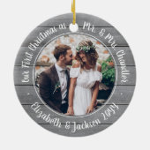 2 Foto Mr. & Mrs. 1. Christmas Gray Imitate Wood Keramik Ornament (Hinten)