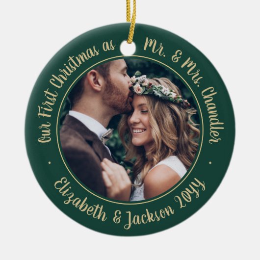 2 Foto Mr. & Mrs. 1. Weihnachtsschrift Green & Gol Keramik Ornament (Vorne)