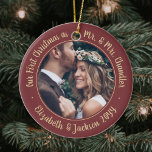 2 Foto Mr & Mrs. 1. Weihnachtsskript Burgund Keramik Ornament<br><div class="desc">Feiern Sie einen fröhlichen 1. Urlaub als verheiratetes Paar mit einem maßgeschneiderten 2-Foto "Unser erstes Weihnachtsfest als Mr. & Mrs." Rundschmuck Keramik. Alle Texte und Bilder auf dieser Vorlage sind einfach zu personalisieren und können auf Vorder- und Rückseite unterschiedlich oder gleich sein. (IMAGE & TEXT DESIGN TIPS: 1) Um die...</div>