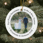2 Foto Newlywings First Christmas Black and White Keramik Ornament<br><div class="desc">Feiern Sie einen fröhlichen 1. Urlaub als verheiratetes Paar mit einem maßgeschneiderten 2-Foto "Unser erstes Weihnachtsfest als Mr. & Mrs." Rundschmuck Keramik. Alle Texte und Bilder auf dieser Vorlage sind einfach zu personalisieren und können auf Vorder- und Rückseite unterschiedlich oder gleich sein. (IMAGE & TEXT DESIGN TIPS: 1) Um die...</div>