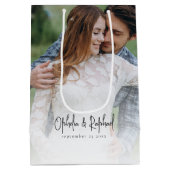 2 Foto Overlay Newlyweds Liebe Dank Hochzeit Mittlere Geschenktüte (Rückseite)