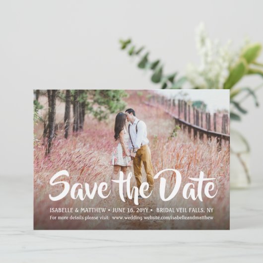 2 Foto Stilvolle White Calligraphy Script Wedding Save The Date (Stehend Vorderseite)
