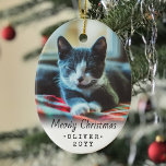 2 Foto Text Meowa Weihnachtskatze Einfach Weiß Keramik Ornament<br><div class="desc">Feiern Sie die Freuden Ihres Furry Familienmitglieds mit einem maßgeschneiderten 2-Foto-Oval-Keramik-Ornament. Text und Kätzchen Bilder auf dieser Vorlage sind einfach zu personalisieren und können auf Vorder- und Rückseite unterschiedlich oder gleich sein. Wenn gewünscht, ändern Sie "Meowy Christmas" zu jeder Nachricht, die Sie wählen. Die Ornamente können auch für jedes Haustier,...</div>