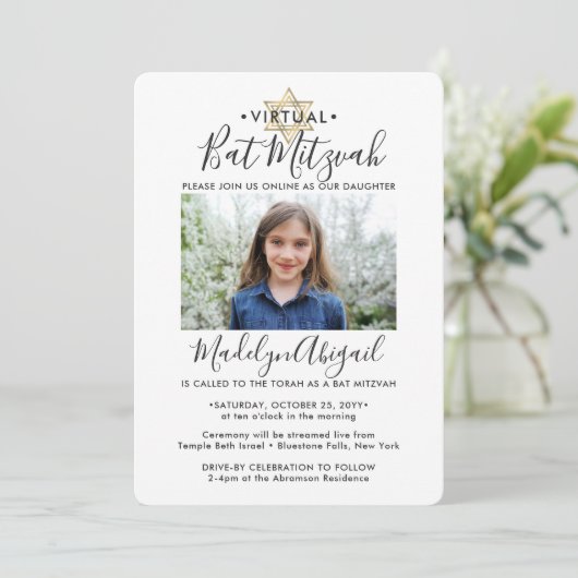 2 Foto Virtual Drive by Bat Mitzvah Moderner Zoom Einladung (Stehend Vorderseite)