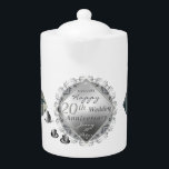 2 Fotos 20 Jubiläum Platinum Emblem<br><div class="desc">Suchen Sie nach dieser einzigartigen,  originellen Grafik,  20. Hochzeitstag entworfen Porzellan Teekanne für sie? Dann könnte das sein. Originalkunstwerk,  Porzellangrafik und silbernes Emblem auf diesem beeindruckend bedruckten weißen Teekessel! Sie werden das ganze Jahr über begeistert sein:)</div>